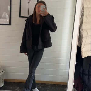 Svarta bootcut jenes  - Säljer dessa snygga lågmidjade svart/gråa bootcut jeans för att de bärjar bli färkorta på mig, dommär i nra skick, köpt för 600 ( passar dig mellan 145 - 160