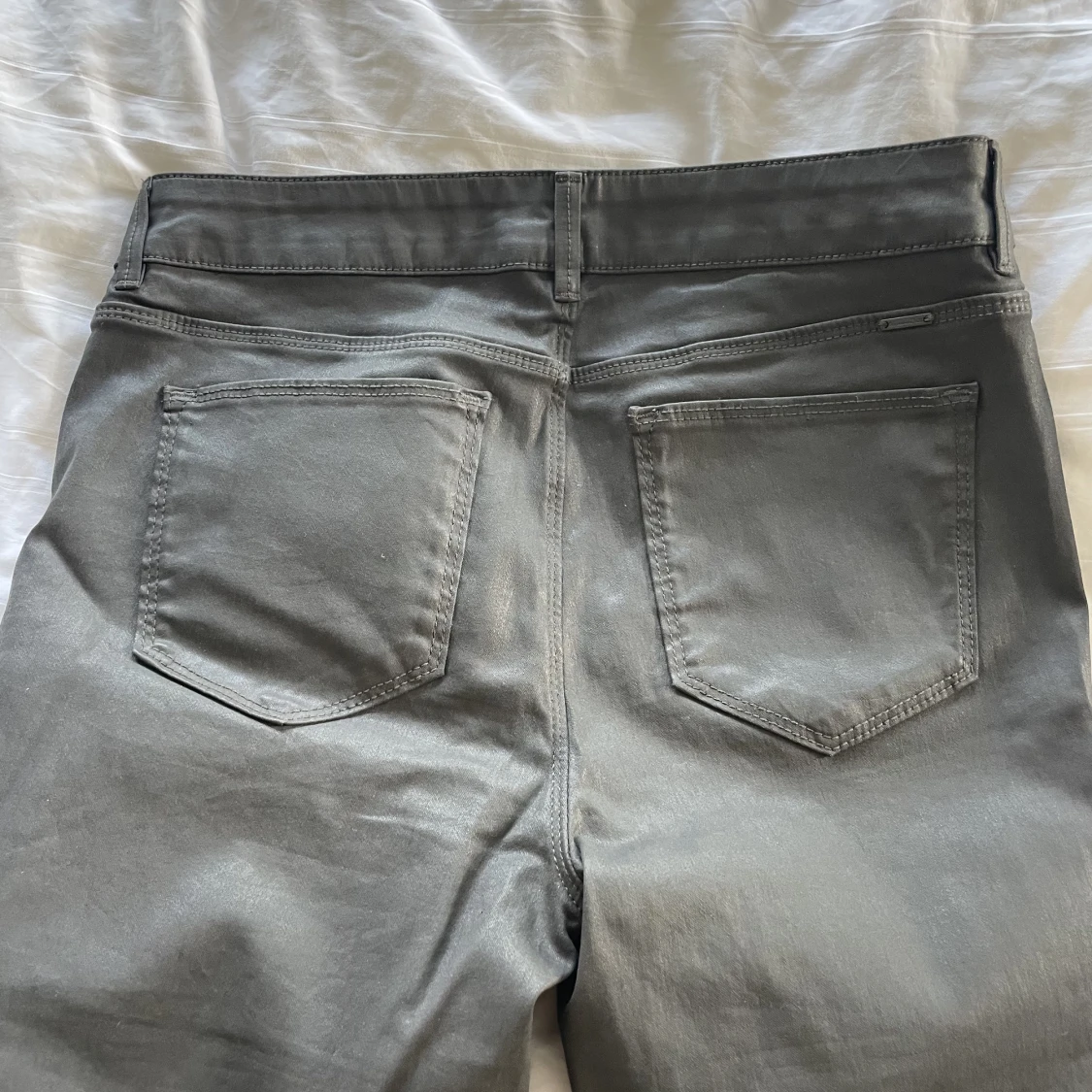 Massimo Dutti gråa lack jeans i storlek 40  - 2