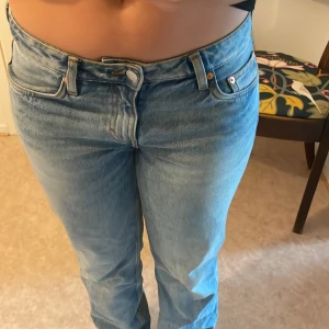 Low waist straight Jeans  - Säljer mina helt nya arrow low waist från weekday!❤️‍🔥 W29, L 32
