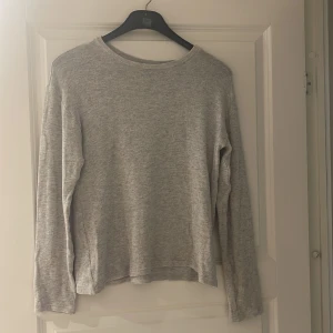 Tröja - Tröja i storlek XS, upplevs som S. Mycket bra skick 
