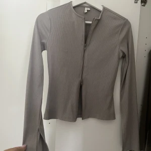 Nelly trend strl xs - Jätte fin tröja med dragkedja detalj  Strl xs som ny