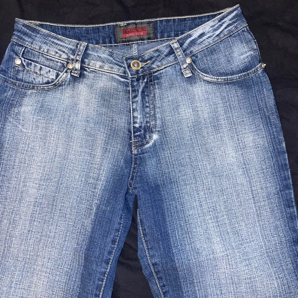 Snygga utsvängda jeans i storlek S, Midjemåttet är 38 cm och innerbenslängden är 83 cm. Jeans & Byxor.