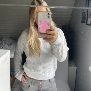 Vit tröja - Vit ”nät” tröja från mango, superfin men har inte används mycke alls!