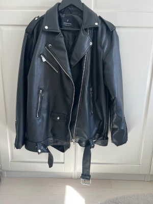 Skinnjacka - Oanvänd skinnjacka från stradivarius, storlek XL (liten i storlek). Ordinarie pris 600kr.