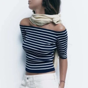 Off shoulder t-shirt - En blå/vit randig off shoulder t-shirt från Zara. Använd 1 gång så i toppskick.