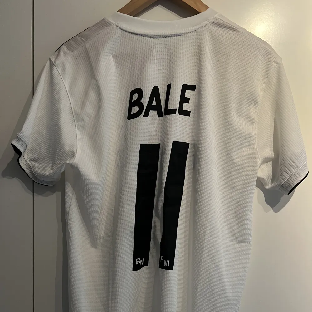 Real Madrid tröja med nummer 11 Bale på ryggen! Helt ny oanvänd! I storlek L. T-shirts.