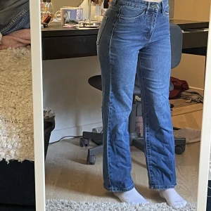 Jeans  - Ett par midwaist bootcut jeans från Kappahl, så skönt material med stretch, säljer då de blivigt för små. Inga hål eller fläckar ! Tryck på köp nu eller kontakta mig vid frågor/ sammfrakt 💗 