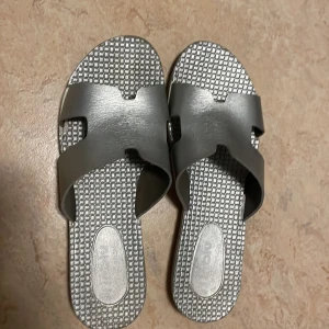 Tofflor - Säljer dessa tofflor pga ingen användning och för att de ör för små på bredden. Köpta flr 3 år sedan fast inte jätte använda. 