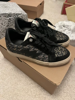 Zadig voltaire - Säljer mina Zadig voltaire skor som är så fina och passar till allt nyskick❣️ box medföljer 