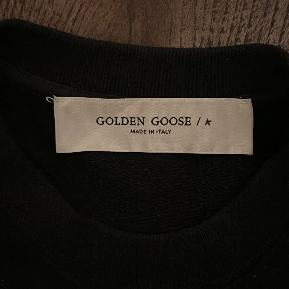 Golden goose sweatshirt passar både storlek S och M. Trycket lyser även i mörkret. Skick 9/10. Nypris 3500 - 4500kr.  . Tröjor & Koftor.