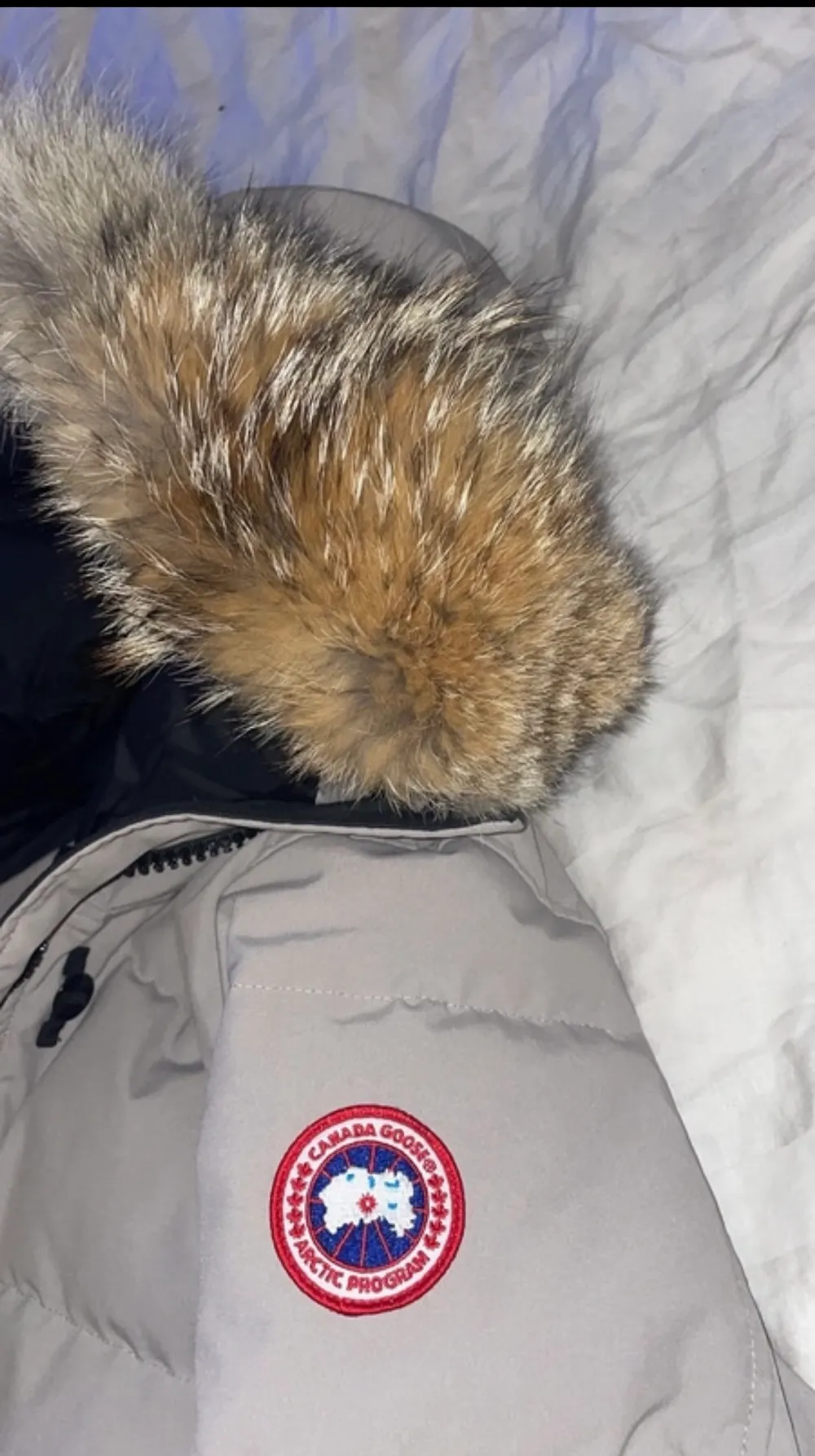 Säljer nu min fina Lorette Parka från Canada Goose. Inköpt på Länna sport, kan mötas upp för att intyga om äkta. Storlek M. Använd men jätte fint skick. Pris kan diskuteras vid snabb affär. Nypris 13 253 kr.. Jackor.