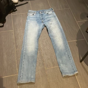 Levis 501 - Fina ljusblåa Levis 501 som är använda men sparsamt. Jag säljer de för att jag har växt ur de. Storleken är 29/32. Hör av er om ni har frågor eller vill ha mer bilder