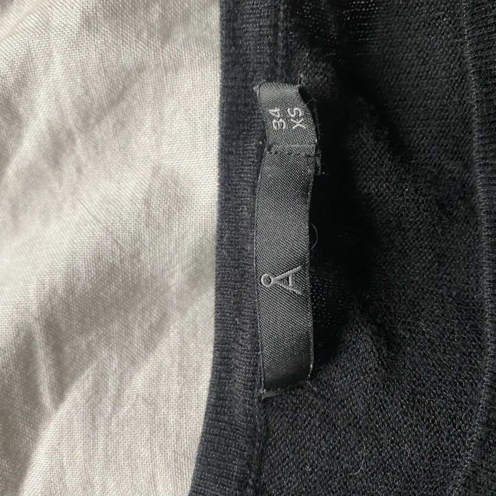 En svart långärmad stickad tröja från Åhléns! Den sitter inte tajtare nere vid magen och i slutet av ärmarna, men väldigt bekväm! . Toppar.