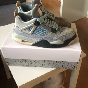 Jordan 4s UNC - säljer mina uncs eftersom jag har haft dem ett tag och nu tröttnat. Condition 7/10 och kan tvätta dem. Självklart äkta och har box och kvitto! Storlek 42/43. Priset diskuteras 