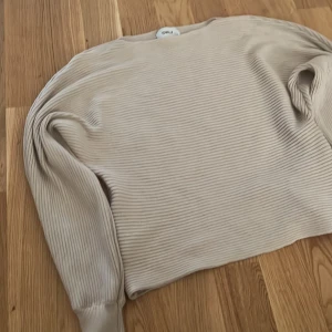 Tröja - En jätte fin tröja som sitter perfekt och är jätte fin💕Men har tyvärr tröttnat på men den är verkligen jätte fin