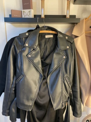 Skinnjacka  - En fin skinnjacka som nästan aldrig är använd, kom privat för mer bilder 💕