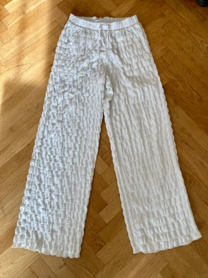 Zara vita vida byxor stl 164 168 - Jättesköna och snygga vita vida byxor från Zara. Två fickor fram. Stl 164. 
