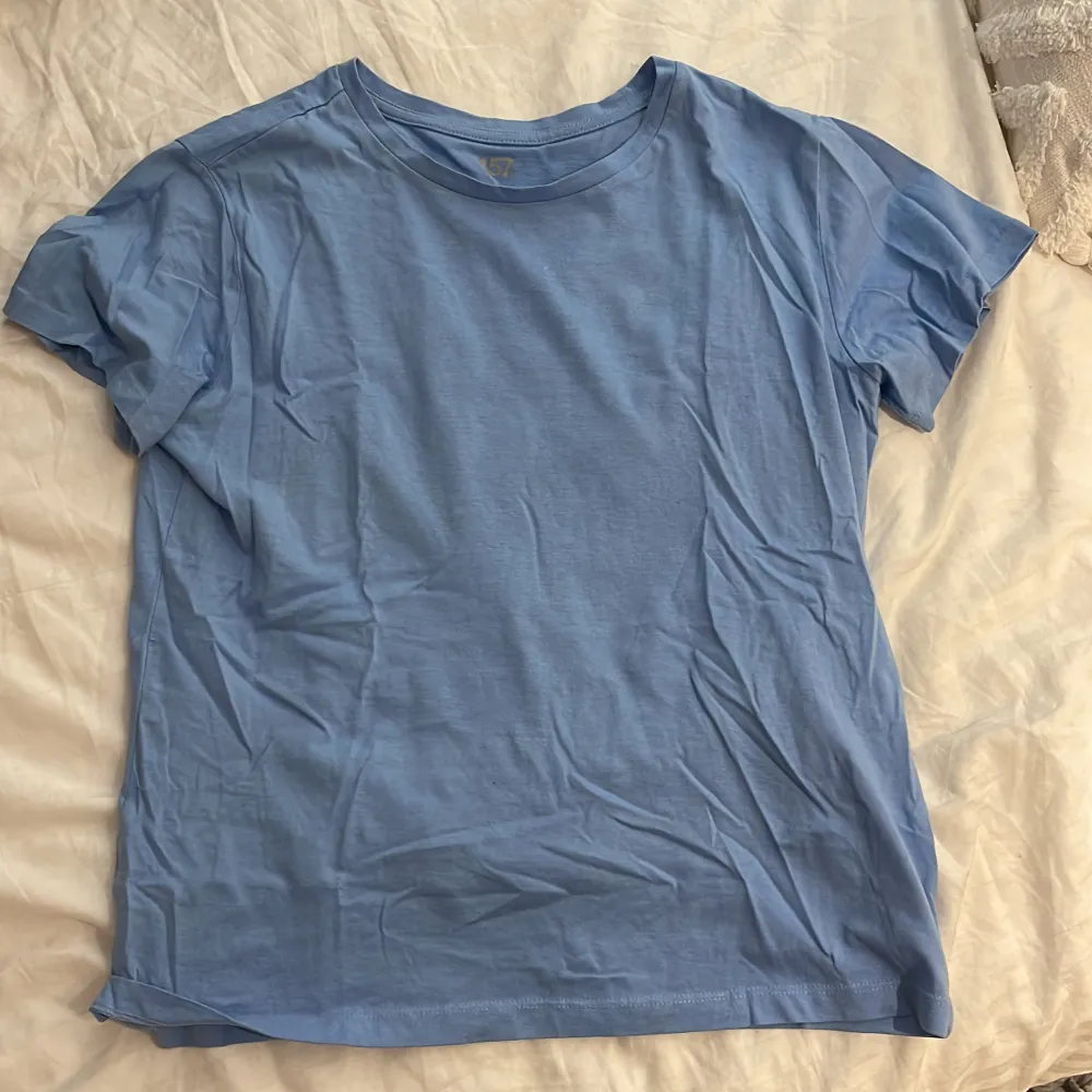 T-shirt i storlek S, använt fåtal gånger . T-shirts.