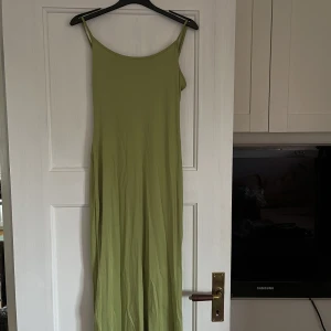 Långklänning  - Jättesnygg långklänning, enbart använd vid ett tillfälle. Superbra skick. Lite silkigt material med djupare rygg. Justerbara axelband