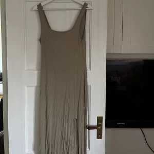 Långklänning  - Längre klänning med slits. Skönt mjukare material. 