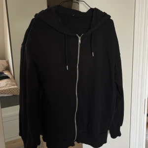 Zip hoodie - Jättefin och jättebra skick, använd någon enstaka gång. Säljer pga för liten storlek