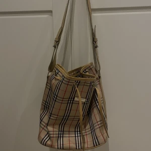 Burberry väska  - Burberry väska som är köpt på loppis så vet inte om den är äkta❤️