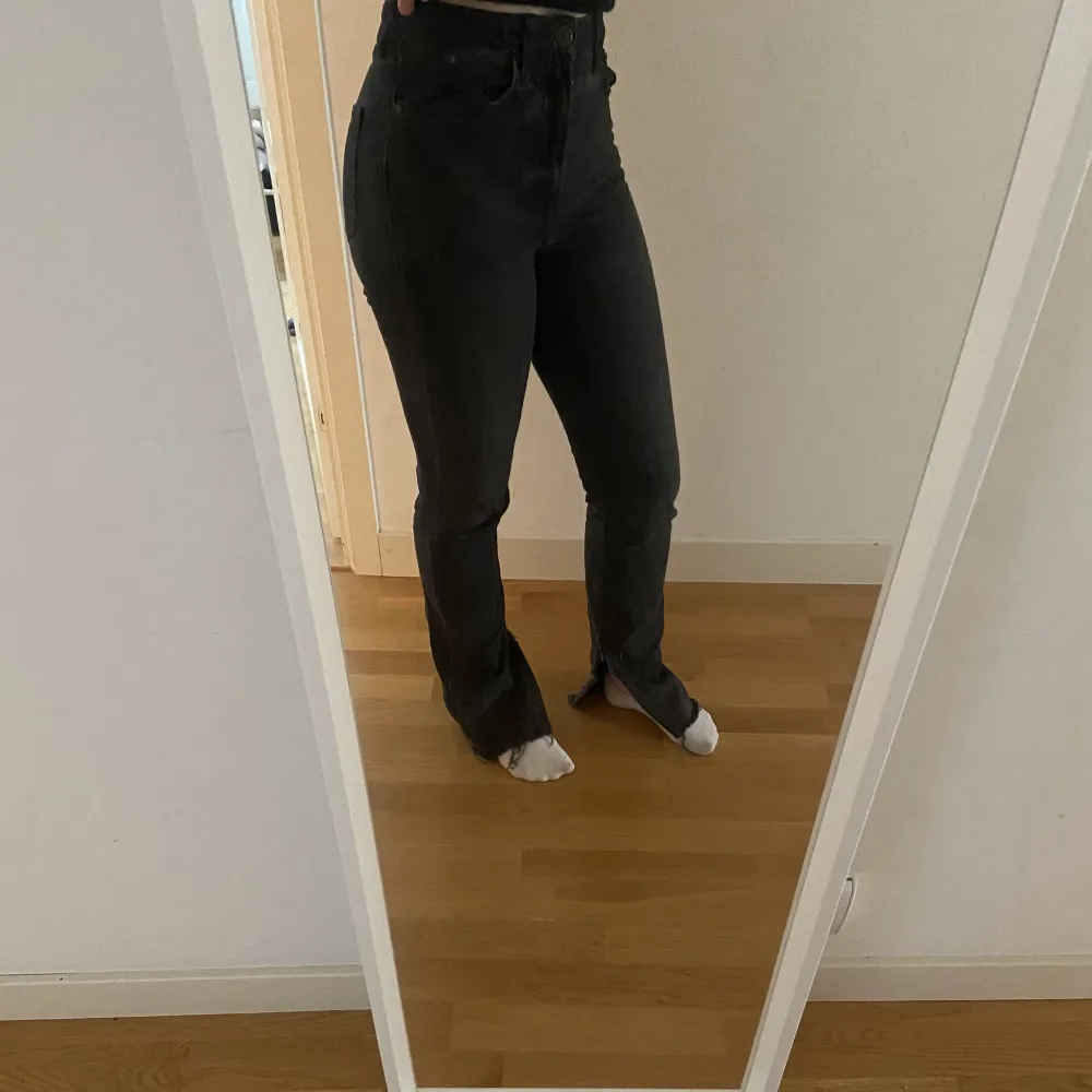 Säljer dessa svarta jeans med slit då jag inte använder dem så mycket mer. De är midwast och en ljusare svart färg.. Jeans & Byxor.