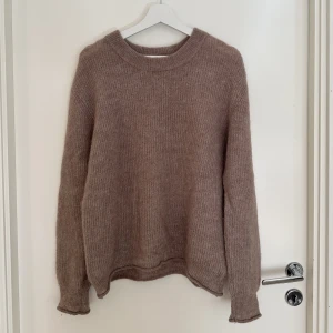 Stickad tröja - Beige stickad tröja från Bikbok, storlek M. 