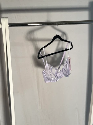 OANVÄND bh top från Nelly - Jätte snygg bh topp från Nelly. Säljer pga beställde i fel storlek
