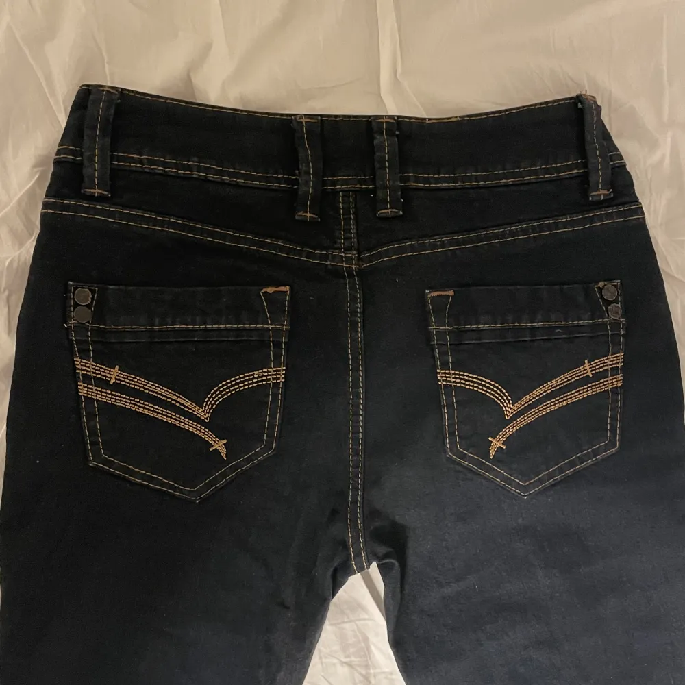 Superfina lowwaist bootcut jeans. Köpte dem begagnat online och de har lappen kvar så aldrig använda.  Står storlek 36 men skulle mer säga att det är xs. De är väldigt mörkt blåa så ser nästan svarta ut. Skitsnygga men passar inte mig😫.. Jeans & Byxor.