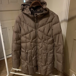 Vinterjacka  - En brun och skön vinterjacka från märket ESPRIT som är i för fint skick för att slängas bort:) Den går in i svanken precis som en kappa. 