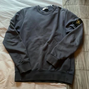 Stone Island tröja  - Säljer en mörkblå Stone island tröja i storlek L och i bra skick ungefär 8/10. 