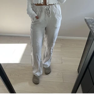 Linnebyxor  - Säljer dessa ass snygga linnebyxor från Adsgn i Xs!❤️Inte kommit till användning på sistone, därav jag tyvärr säljer de vidare!💕säljer för 450kr