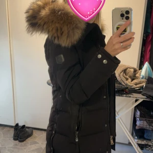 Hollies jacka strl 34  - Säljer nu min hollies jacka storlek 34, metall märket H har trillat av med själva märket Hollies står kvar. Annars hur fin som helst. 