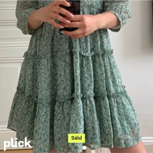 Sommarklänning  - Grön blommig sommarklänning i storlek M köpt på Plick men sällan använd och i ett väldigt bra skick 