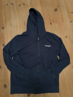 Wrangler zip-hoodie - Snygg och varm hoodie inför hösten. Hög kvalite och väldigt bra skick. Lägg ett bud på vad du tycker💪