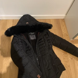 Vinterjacka  - Jag säljer min vinterjacka pga att den ej kommer till användning och är för liten. Den är använd 1 vinter men är i otroligt bra skick. Orginalpris ca 1400. Skriv privat för flera bilder på jackan 