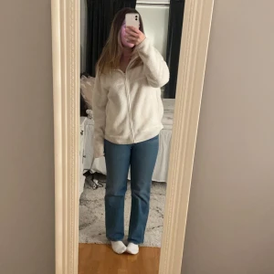 Levi’s jeans - Super snygga Levi’s jeans som tyvärr inte kommer till användning. Använda väldigt få gånger🥰 nypris 999kr säljer för 300kr