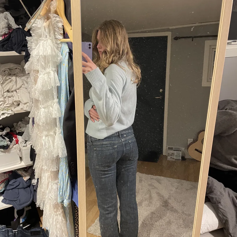 Jättefina lågmidjade jeans från Tommy Hilfiger. Perfekt skick! Lågmidjade bootcutjeans från Tommy Hilfiger. Passar mig som är runt 170 i längden. Skulle säga att de passar en S och M i midjan💕. Jeans & Byxor.