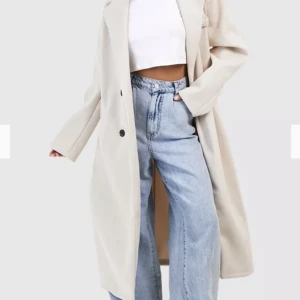 Kappa  - En kappa som inte används då den inte passar. Den är i  helt nytt skick och har inte används. Nypris 800 men säljer den för 400 kr. Kappan har två fickor och ett band som ni kan se på tredje bilden. Perfekt inför den kalla vintern men även hösten. 