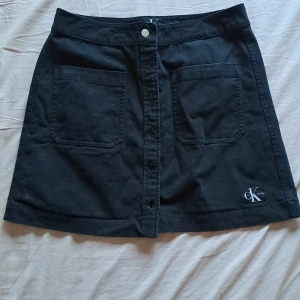 Calvin Klein kjol - Svart Calvin Klein jeanskjol 