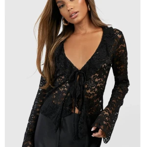 Långärmad tröja i spets - Helt ny tröja i spets, från Boohoo! Prislapp kvar! Nypris 300kr. Strl 38 men är liten så passar 36! 😊