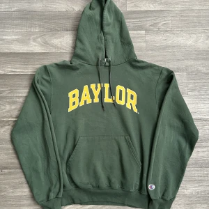 Champion Baylor Hoodie - Snygg college hoodie från Champion i storlek S! Bara att skriva om du undrar över något🙏