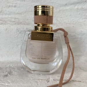 Chloe nomade parfym - Chloe nomade edp, ca 90% kvar, säljer pga råkade köpa dubbletter och öppna båda 