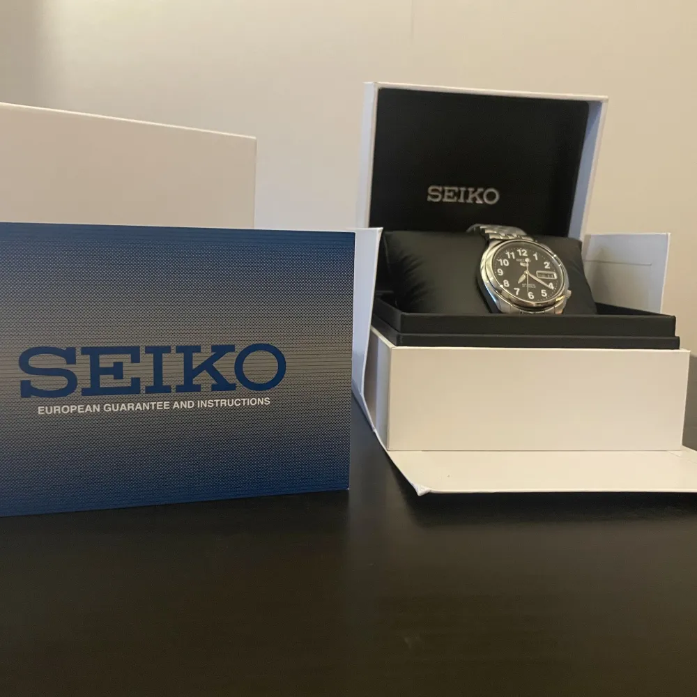 Modell: SNK381K  Årtal: 2017  Pris: 1600 ink frakt  Storlek: 37 mm  Låda ingår och kvittens på klockan tillkommer.  Seiko är klockan från hemmet av de äldsta och mest respekterade japanska klockorna. Gör en livslång investering o köp en Seiko! . Accessoarer.