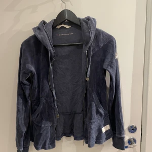 Oddbolly kofta  - Säljer denna kofta från odd Molly som var lite volanger ner till, deras fågel på armen samt lite ”lapp nertill” 