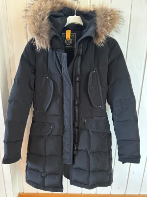 Jacka från Blonde no 8 - Säljer en jättefin nästan oanvänd tjock vinterjacka från Blonde no 8. Inköpt i butik i Båstad. Nypris 4500:-