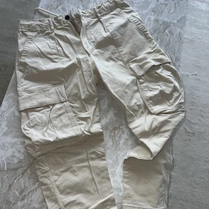 Vita Cargo pants - Hej! Säljer mina krämvita cargopants då jag växt ur de. Knappt använda och i gott skick! 
