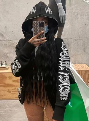 Zip up hoodie - Köpte fel storlek så den kommer inte till användning, endast testad. Kan skicka bilder om det önskas :) 