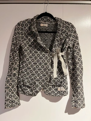 odd molly kofta💘 - Jättesöt oddmolly kofta! Inga täcken på användning, stolek 0 och sitter som XS/S💓